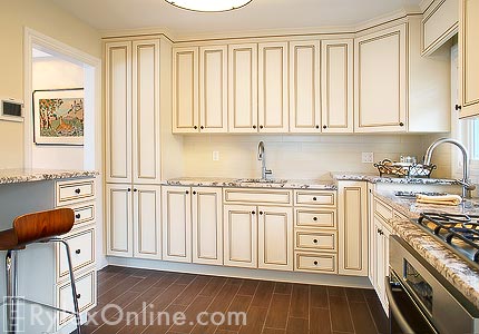 Storage Efficient Kitchen with Breakfast Counter and Drawers